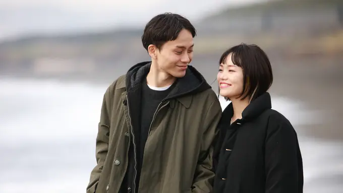 couple romantis bahagia