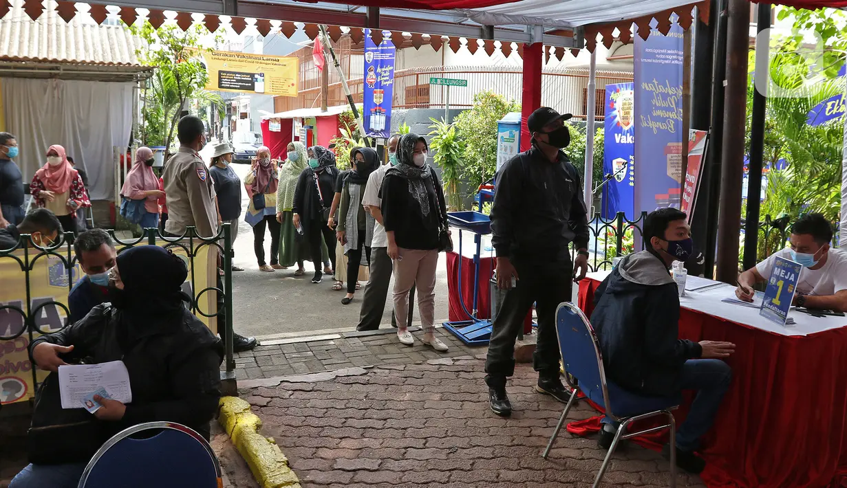 Warga mengantre mendaftar vaksinasi COVID-19 di Kampung Tangguh Jaya Cideng, Jakarta, Sabtu (10/4/2021). Kapolda Metro Jaya, Irjen Pol M Fadil Imran, menargetkan program vaksinasi massal ini selama enam bulan ke depan. (Liputan6.com/Herman Zakharia)