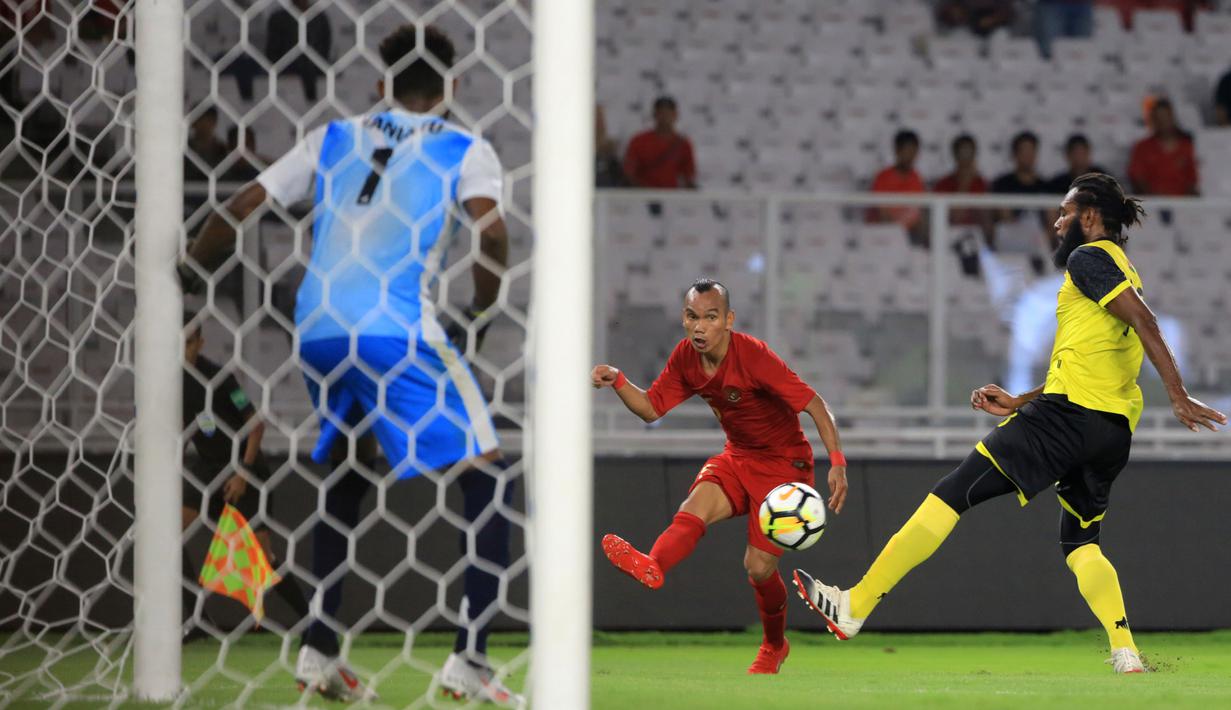Gelandang Timnas Indonesia, Riko Simanjuntak, mengirim umpan saat melawan Vanuatu pada laga persahabatan di SUGBK, Jakarta, Sabtu (15/6). Indonesia menang 6-0 atas Vanuatu. (Bola.com/Yoppy Renato)