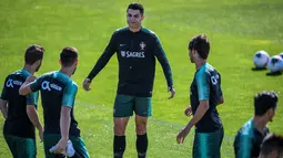 Penyerang Portugal Cristiano Ronaldo (tengah) latihan bersama rekan-rekannya jelang menghadapi Luksemburg pada laga kualifikasi Euro 2020 di Oeiras, Portugal, Rabu (9/10/2019). Portugal akan menghadapi Luksemburg di Estadio Jose Alvalade pada 12 Oktober 2019. (Patricia De Melo Moreira/AFP)