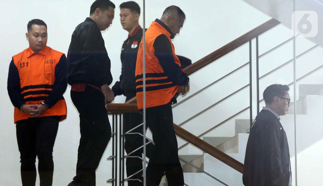 Selanjutnya, Bupati Tulungagung, Gatut Sunu Wibowo beserta ajudannya, Dwi Yoga Ambal, akan menjalani masa penahanan pertama selama 20 hari pertama, terhitung sejak 11 hingga 30 April 2026. Tampak dalam foto, Bupati Tulungagung, Gatut Sunu Wibowo (kedua kanan) bersama ajudannya, Dwi Yoga Ambal (kiri) dibawa petugas menuju mobil tahahan usai menjalani pemeriksaan intensif di Gedung Merah Putih Komisi Pemberantasan Korupsi (KPK), Jakarta, Minggu (12/4/2026) dini hari WIB. (Liputan6.com/Helmi Fitrhiansyah)