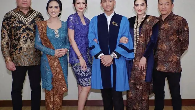 Sarah Menzel saat Wisuda Calon Suaminya Azriel Hermansyah