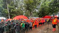 Tim SAR gabungan melaksanakan apel sebelum melakukan pencarian korban terdampak longsor di Cisarua, Kabupaten Bandung Barat. (Kantor SAR Bandung)