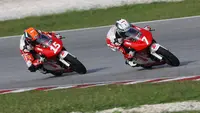 Dua pembalap binaan PT Astra Honda Motor: Reykat Fadillah (kiri) dan Veda Ega Pratama saat mengikuti Asia Talent Cup. (Dokumentasi PT AHM)