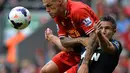 Bek Liverpool Slovakia Martin Skrtel (kiri) duel dengan striker Manchester United Robin van Persie (kanan) pada pertandingan sepak bola Liga Inggris antara Liverpool dan Manchester United di stadion Anfield di Liverpool (01/09/2013). (AFP/paul Ellis)