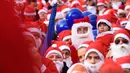 Peserta mengambil bagian dalam Santa's Fun Run di Riga, Latvia, Minggu (8/12/2019). Ini merupakan acara amal yang pesertanya bersenang-senang dengan berlari atau berjalan kaki sambil mengenakan kostum Sinterklas untuk mengumpulkan dana bagi anak-anak di rumah sakit Latvia. (Gints Ivuskans/AFP)
