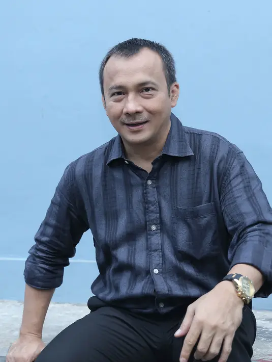 Banyak perbedaan syuting film jaman dulu dengan syuting sekarang-sekarang ini. Meski demikian, Adi mengaku bisa cepat melakukan adaptasi. Ia juga tidak merasakan kesulitan main bareng dengan para komika. (Galih W. Satria/Bintang.com)