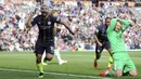 Striker Manchester City, Sergio Aguero, melakukan selebrasi usai membobol gawang Burnley pada laga Premier League di Stadion Turf Moor, Minggu (28/4). Manchester City menang 1-0 atas Burnley. (AP/Rui Vieira)