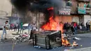 Pengunjuk rasa antipemerintah membakar sejumlah benda dan memblokir jalan saat menggelar protes di Baghdad, Irak, Rabu (2/10/2019). Pengunjuk rasa memprotes korupsi, kegagalan memenuhi layanan publik serta pengangguran. (AP Photo/Hadi Mizban)