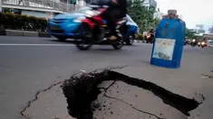 Sebuah lubang besar menganga di depan Wisma Bakrie di jalan HR Rasuna Said, Jakarta, (12/8/2014). (Liputan6.com/Faizal Fanani)