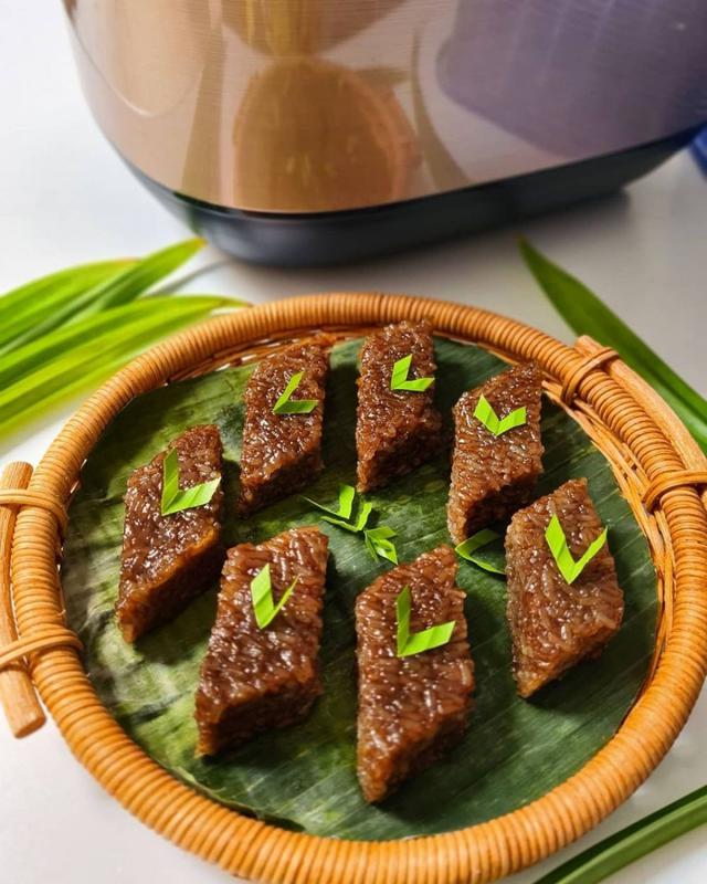 Sepiring wajik ketan gula merah yang sudah dipotong-potong. (Liputan6.com/IG/mega_dingding)