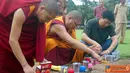 Citizen6, Jambi: Kedua Biksu sedang menyiapkan peralatan berdoa di Situs Percandian Muaro Jambi. (Pengirim: Multimedia)