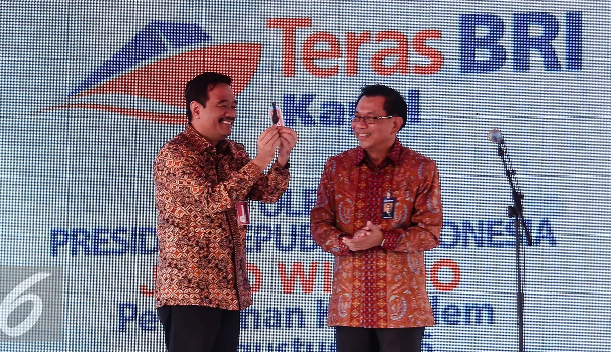 Dirut BRI Asmawi Syam (Kanan) dan Wagub DKI Jakarta Djarot Saiful Hidayat saat peluncuran Teras BRI Kapal di Muara Angke, Jakarta, Selasa (4/8/2015). Teras BRI Kapal untuk menjangkau masyarakat pesisir Kepulauan. (Liputan6.com/Faizal Fanani)