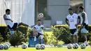 Sebelumnya, meski baru saja menang tipis 2-1 atas Mauritania, La Albiceleste merasa hasil tersebut belum sepenuhnya meyakinkan. Tampak dalam foto, gelandang Timnas Argentina, Rodrigo De Paul (kiri) menendang bola di samping penyerang rekan satu timnya Lionel Messi (kedua dari kiri), bek Cristian Romero (kedua dari kanan) dan gelandang Leandro Paredes saat sesi latihan di Ezeiza, provinsi Buenos Aires pada 30 Maret 2026. (Luis ROBAYO/AFP)