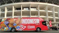 Bank BRI menyerahkan satu unit bus untuk timnas Indonesia kepada PSSI di GBK Stadium.. ©2023 Merdeka.com