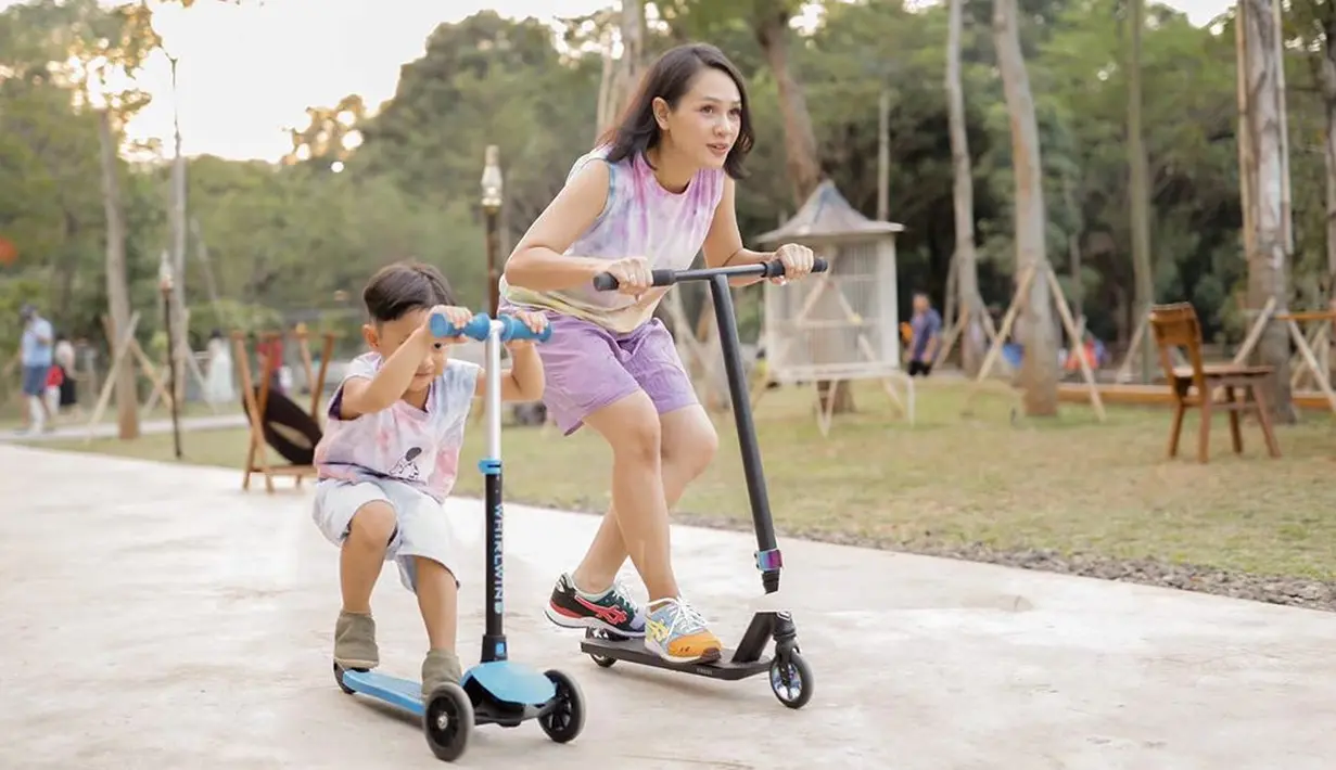 Saat mengisi program '17an Merdeka' dalam sesi Bincang Pahlawan: #MerdekakanSenyumIndonesia, Senin (17/8/2020), Andien mengatakan bahwa ia sudah tiga kali mengajak Kawa mengunjungi pemukiman pemulung. (Instagram/andienaisyah)