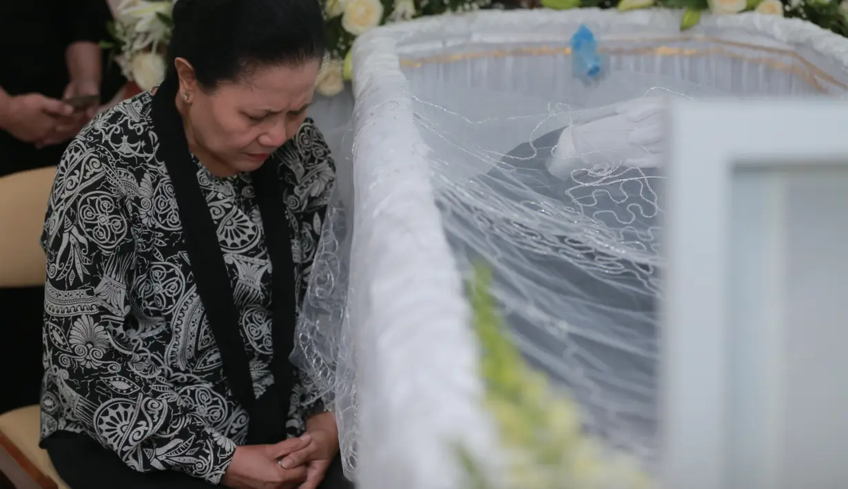 Ungkapan dan doa juga dari selebriti Tanah Air. Selain doa, juga banyak netizen yang mengucapkan terimakasih karena telah menjadi inspirasinya. (Adrian Putra/Bintang.com)