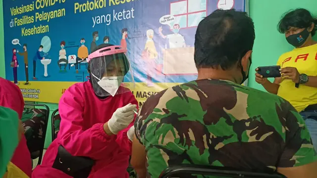 Ratusan prajurit TNI di Kodim 0508/Depok, mendapatkan vaksinasi COVID-19. Pemberian vaksinasi tersebut dilakukan di Markas Kodim 0508/Depok, Kelurahan Mampang, Kecamatan Pancoranmas, Kota Depok.