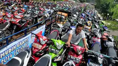 Petugas menata motor milik para peserta mudik gratis dari Kemenhub di Lapangan Gudang Bulog, Jakarta, Rabu (23/7/14). (Liputan6.com/Faizal Fanani)