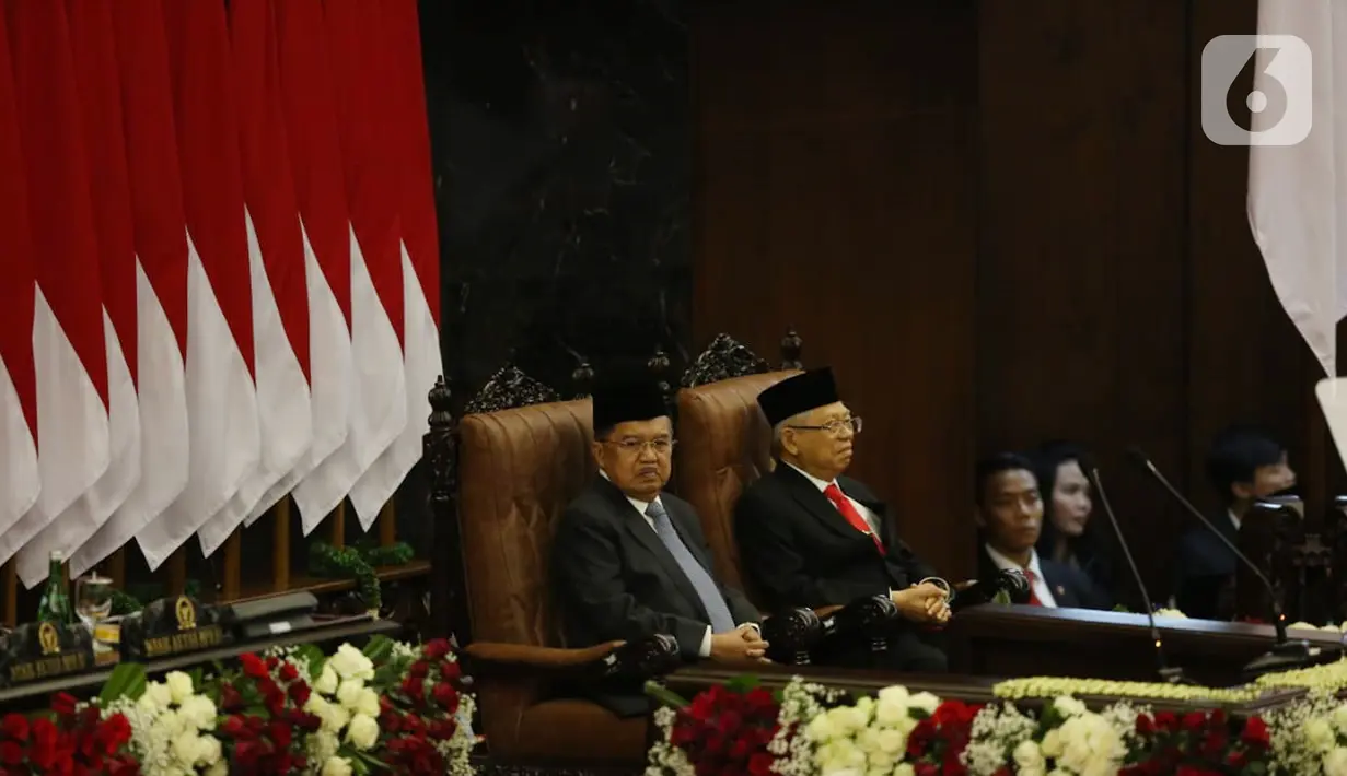 Wapres Jusuf Kalla dan Wapres terpilih Ma'ruf Amin saat menghadiri pelantikan Presiden dan Wapres 2019 di Gedung MPR/DPR/DPD RI, Senayan, Jakarta, Minggu (20/10/2019). Jokowi-Ma'ruf Amin resmi dilantik sebagai Presiden dan Wapres RI periode 2019-2024. (Liputan6.com/Johan Tallo)