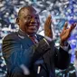 Cyril Ramaphosa memberi aplaus terhadap kemenangan koalisi petahana dalam pemilu Afrika Selatan (AP/Ben Curtis)