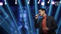 Penyanyi Afgan saat tampil menghibur penonton dalam acara SCTV Music Award 2018 di Studio 6 Emtek, Jakarta,Jumat (27/4). (Liputan6.com/Faizal Fanani)