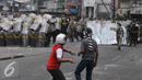 Warga Kampung Pulo menyerang Petugas saat penggusuran Kampung Pulo, Jakarta, Kamis (20/8/2015). Penggusuran pemukiman Kampung Pulo dilakukan oleh 2.200 personel gabungan untuk normalisasi Sungai Ciliwung. (Liputan6.com/Herman Zakharia)