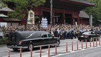 Kendaraan membawa jenazah mantan Perdana Menteri Jepang Shinzo Abe meninggalkan Kuil Zojoji setelah pemakamannya di Tokyo pada Selasa, 12 Juli 2022. Abe dibunuh Jumat saat berkampanye di Nara, Jepang barat. (Foto AP/Hiro Komae)