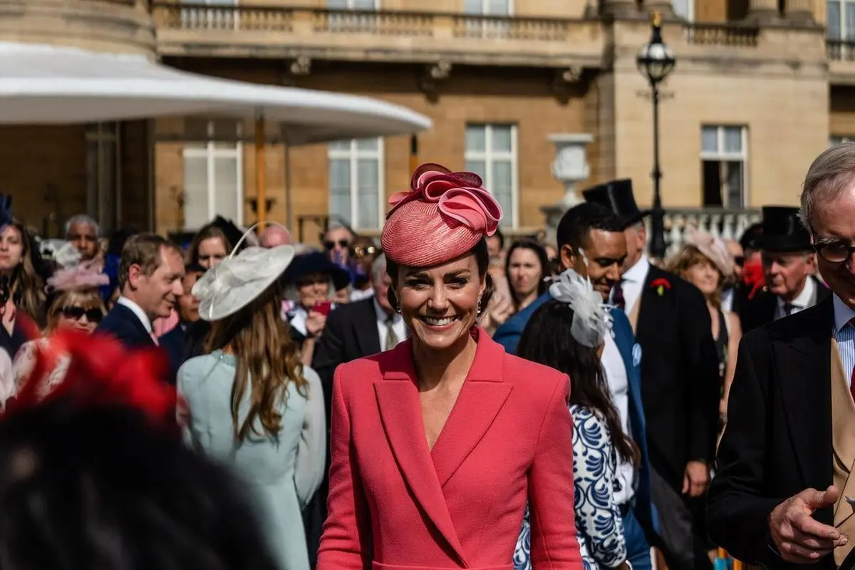 Penampilan Merona Kate Middleton dengan Heels Rp7jutaan di Pesta Kebun Kerajaan Inggris