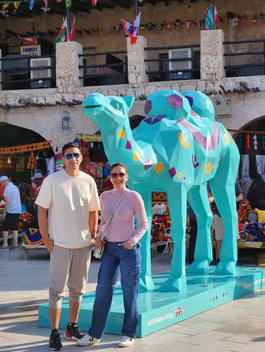 Mereka juga tampil serasi dengan outfit warna pastel dari lilac sampai krem yang dipadukan dengan celana cargo dan jogger 7/8. [@darius_sinathrya]