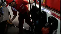 PT Pertamina membenarkan fenomena antrean panjang yang ada di Stasiun Pengisian Bahan Bakar Umum (SPBU) belakangan ini, Jakarta, Rabu (27/8/2014) (Liputan6.com/Johan Tallo)