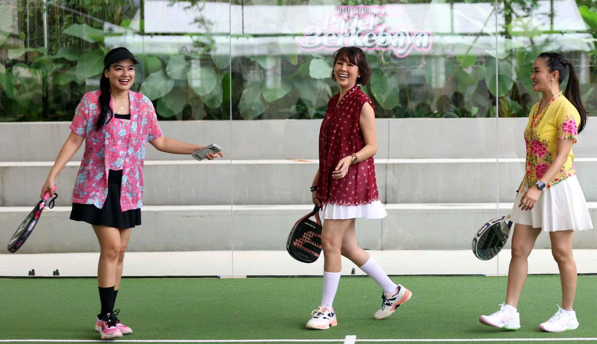 Aktris, Titi Kamal (kiri) bersama peserta lainnya saat mengikuti kegiatan Padel Berkebaya di Bounce Padel Club, Jakarta, Sabtu (7/2/2026). (Kapanlagi.com/Budy Santoso)