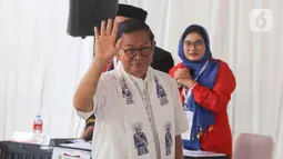 Pramono Anung menggunakan hak pilihnya di Tempat Pemungutan Suara (TPS) 046, Cipete Selatan, Jakarta Selatan. (Liputan6.com/Herman Zakharia)