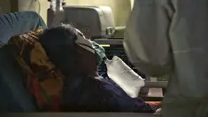 Seorang pasien virus corona COVID-19 terlihat menggunakan oksigen di unit perawatan intensif (ICU) di sebuah rumah sakit di Lhokseumawe, Aceh, Selasa (7/7/2021). Indonesia memperluas pembatasan untuk memerangi gelombang virus corona COVID-19 yang mematikan. (Azwar Ipank/AFP)