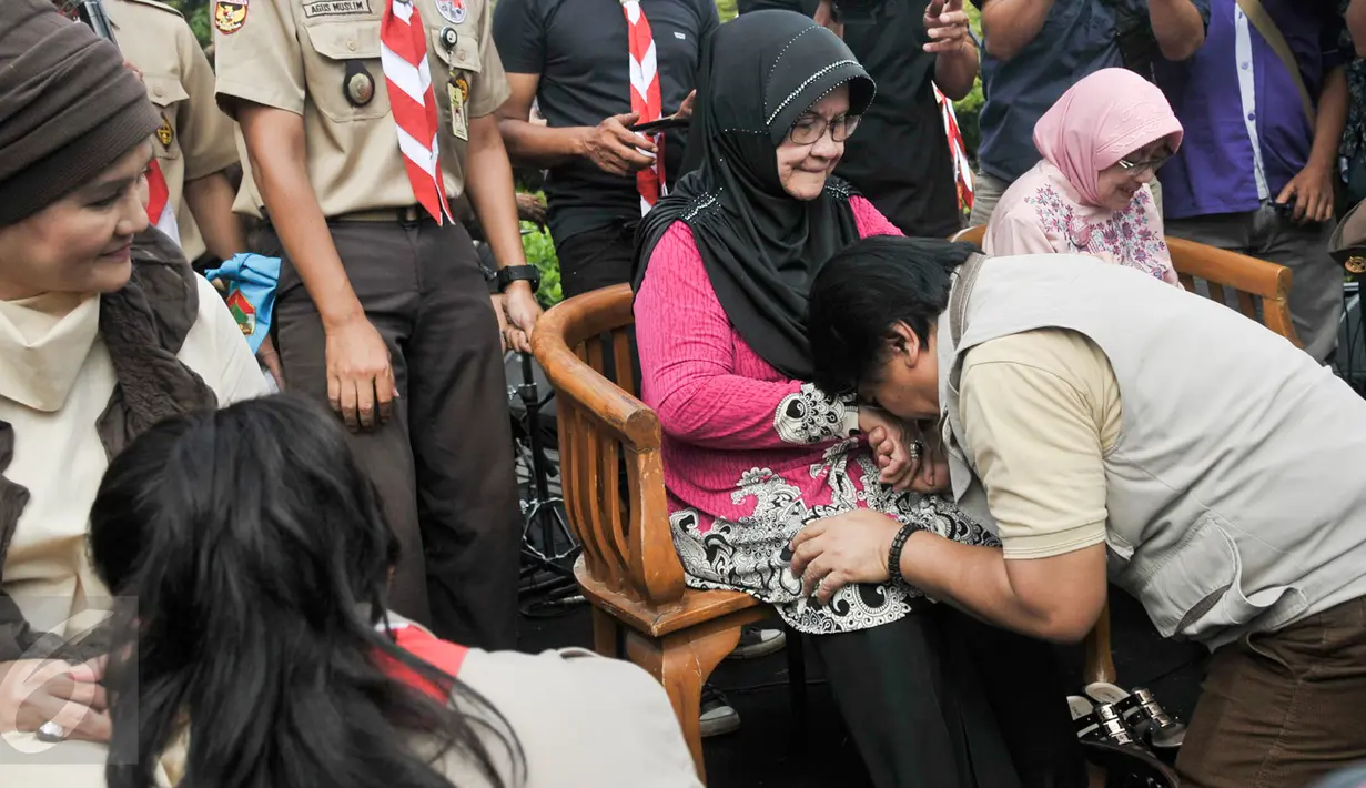Ketua Kwarnas Pramuka, Adhyaksa Dault mencium tangan sang ibu dalam kegiatan "Membasuh Kaki Ibu" secara massal  di Taman Wiladatika Cibubur, Jakarta, Rabu (21/12). Aksi massal itu dalam rangka memperingati Hari Ibu 2016. (Liputan6.com/Yoppy Renato)