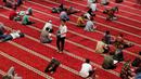 Tak sedikit warga yang beristirahat sejenak untuk mengisi tenaga sebelum kembali beraktivitas di bulan Ramadhan. (Liputan6.com/Angga Yuniar)