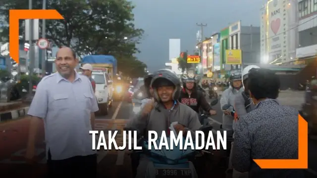 Forum Komunikasi dan Kerjasama Umat Kristiani Kota (FKKUKD) membagikan Takjil Ramadan di Jalan Margonda Raya Kota Depok.  Kegiatan ini sebagi salah satu cara meningkatkan kerukunan antar umat beragama di Kota Depok.