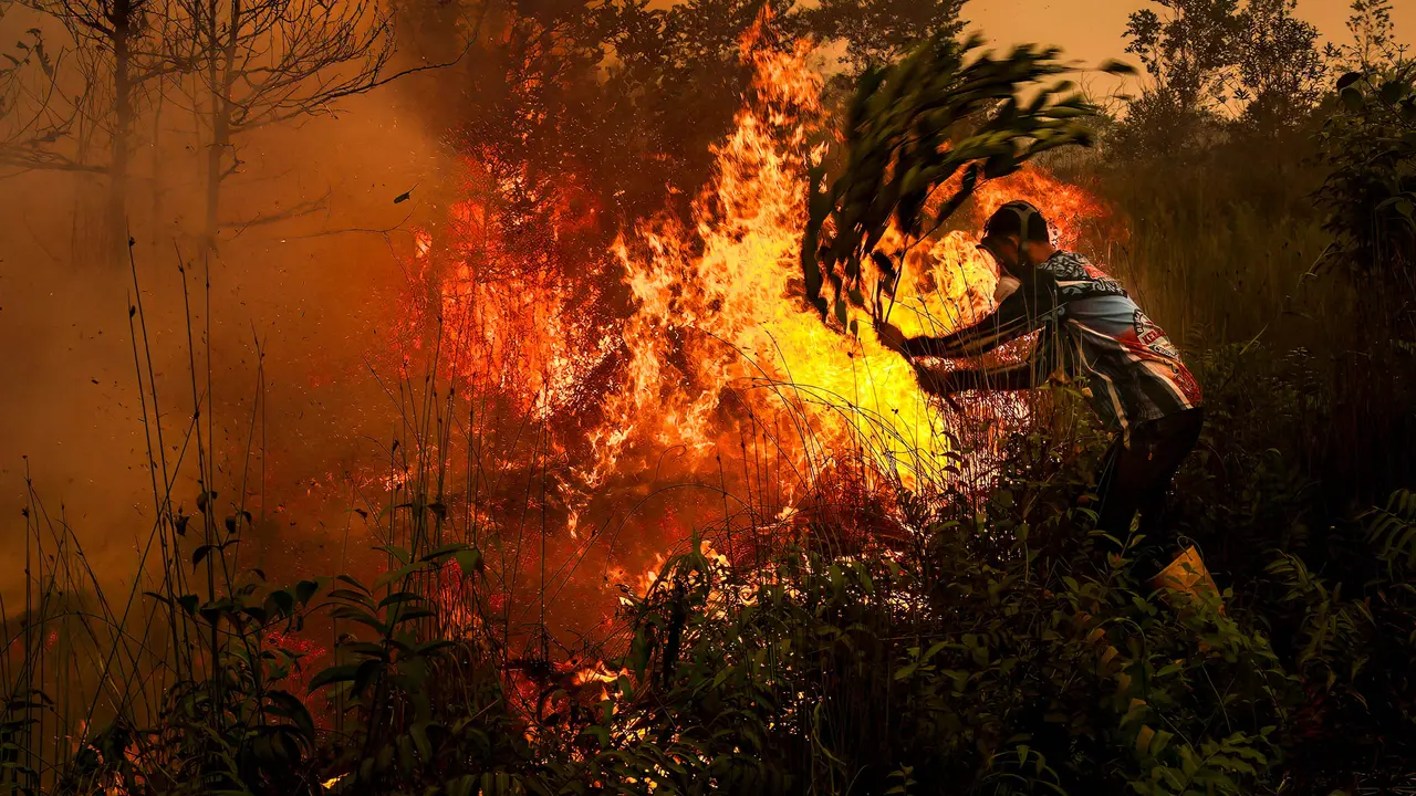Potret Kabut Asap Karhutla Kepung Sumatra dan Kalimantan