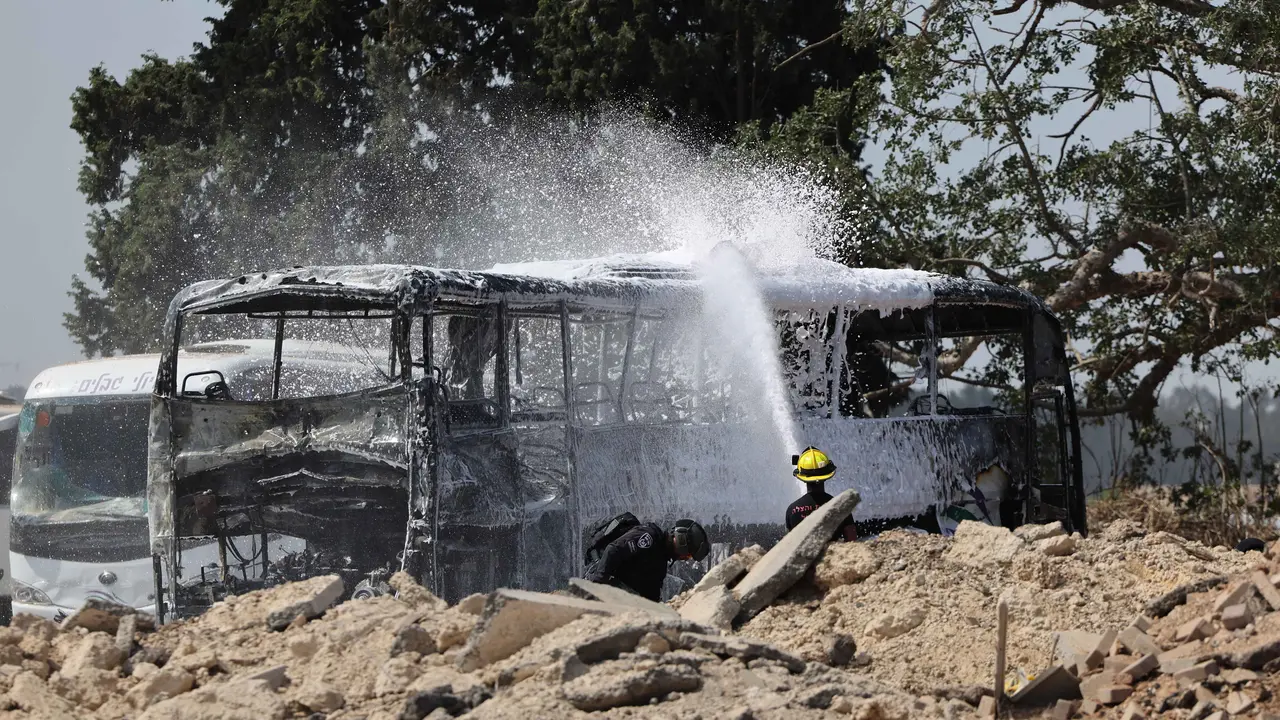 Iran Terus Gempur Israel, Sejumlah Bangkai Bus Terbakar