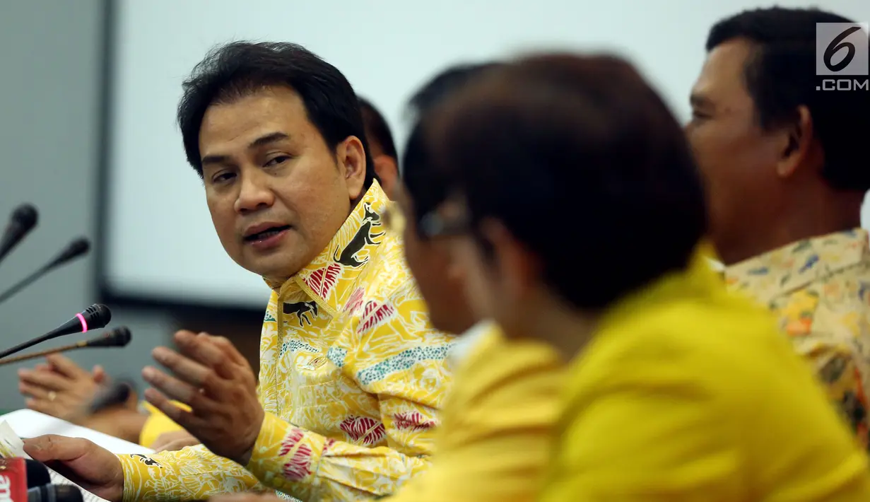 Ketua Pelaksana HUT ke-53 Partai Golkar Azis Syamsudin memberikan keterangan pers di Kantor DPP Golkar, Jakarta, Rabu (18/10). Sejumlah rangkaian kegiatan bakal digelar dalam rangka HUT ke-53 Partai Golkar. (Liputan6.com/Johan Tallo)