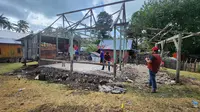 Sejumlah anggota membantu membangun rumah bantuan rumah sejahtera terpadu di Desa Binanga Sombaiya, Bontosikuyu, Selayar, Sulawesi Selatan. (Liputan6.com/Dicky Agung Prihanto)