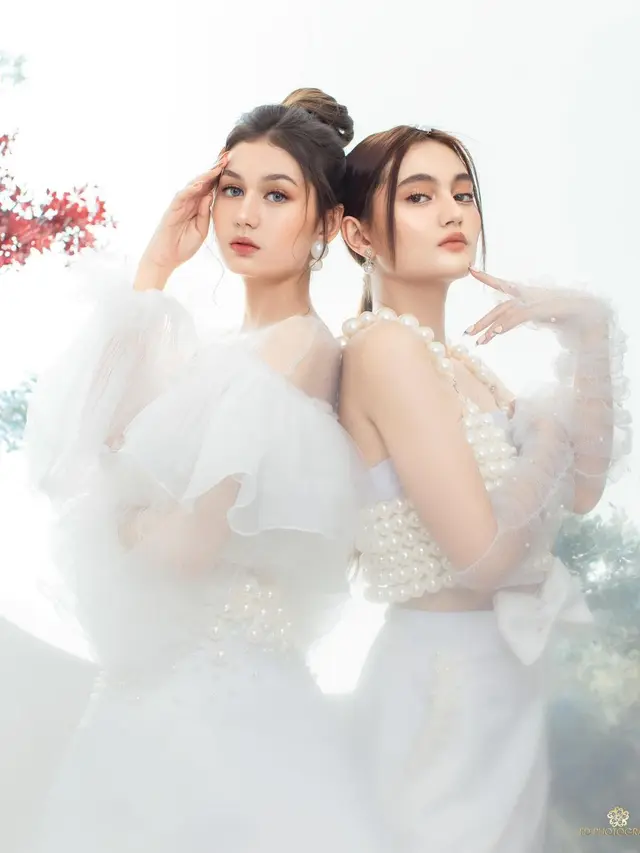 8 Gaya Pemotretan Zoe Abbas dan Laura dengan Outfit Serba Putih, Banjir Pujian