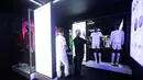 Kelme menggunakan aksen garis horizontal pada bagian badan. Sementara untuk jersey tandang, tidak ada aksen garis. Tampak dalam foto, pengunjung saat menghadiri suasana peluncuran jersey terbaru Timnas Indonesia di Plaza Utara Stadion Utama Gelora Bung Karno (SUGBK), Jakarta, Kamis (12/3/2026) malam. (Bola.com/Bagaskara Lazuardi)