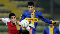 Parma&#039;s midfielder Luca Cigarini (R) fights for the ball with Braga&#039;s midfielder Ricardo Chaves during their Uefa Cup football match, second leg, at Tardini stadium in Parma, 22 February 2007./PACO SERINELLI