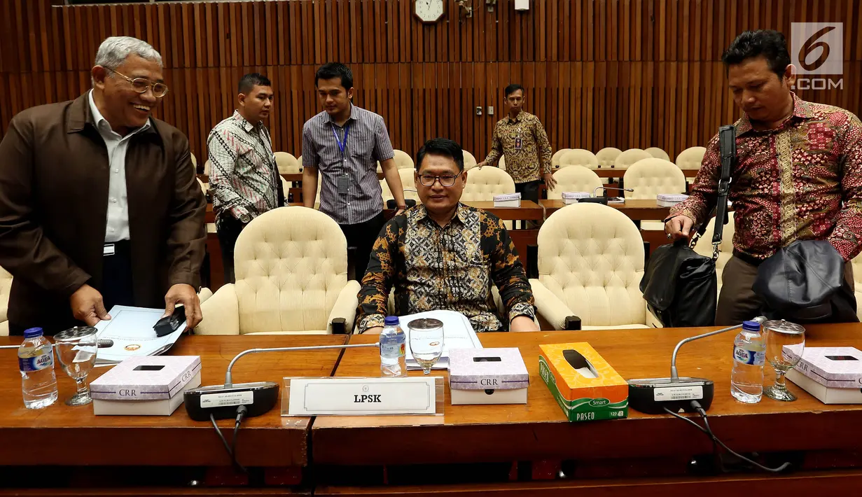 Ketua LPSK, Abdul Haris Semendawai menghadiri Rapat Dengar Pendapat (RDP) dengan Pansus Hak Angket KPK di Kompleks Parlemen, Jakarta, Senin (28/8). Pansus Hak Angket KPK akan mendalami aturan perlindungan saksi oleh KPK. (Liputan6.com/Johan Tallo)
