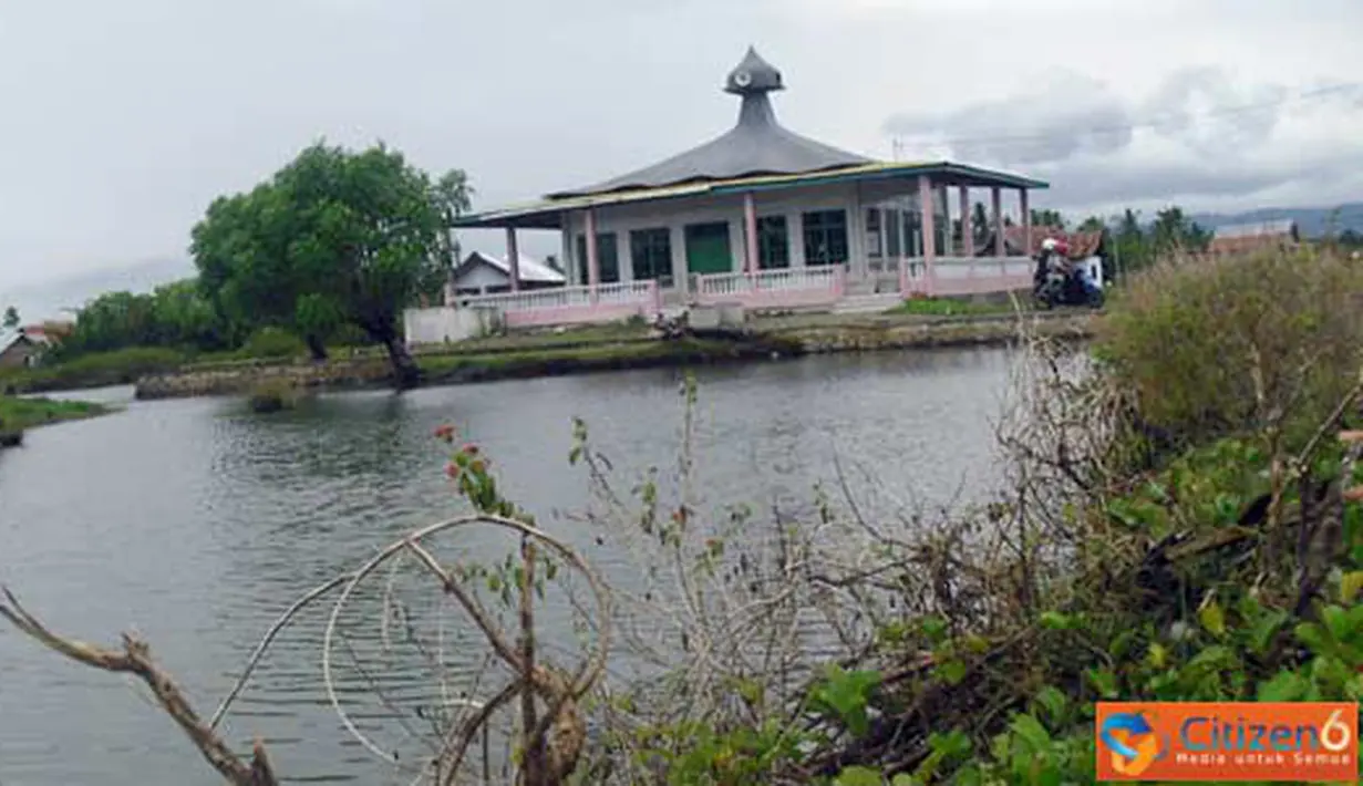 Citizen6, Sulawesi: Mesjid yang terletak di Jalan Sungai Tangka, Kabupaten Sinjai, Sulawesi Selatan memiliki bentuk menara yang tak lazim dilihat pada mesjid mana pun. (Pengirim: Syarief)