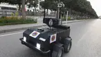 Robot polisi Tunisia berpatroli selama kebijakan penguncian (lockdown) di sepanjang Avenue Habib Bourguiba, pusat ibu kota Tunis, Rabu (1/4/2020). Robot itu dikendalikan dari jarak jauh untuk berkeliling dan membagikan sanksi terhadap warga yang melanggar aturan karantina. (FETHI BELAID/AFP)