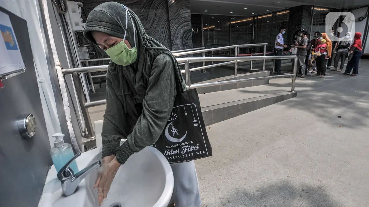 FOTO: Antrean Warga Cairkan BST di ATM Bank DKI