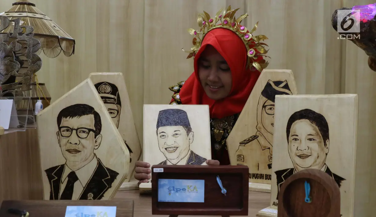 Pengunjung melihat Pameran Produk Unggulan Narapidana di Plasa Pameran Industri Kementerian Perindustrian, Jakarta, Selasa (26/3). Beragam Produk Unggulan Narapidana dari 33 divisi pemasyarakatan Kanwil Kemenkumham se-Indonesia dipamerkan hingga 29 Maret, mendatang. (Liputan6.com/Helmi Fithriansyah)