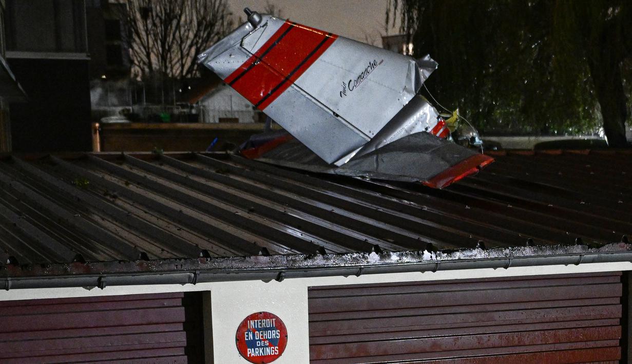 Pesawat tersebut melakukan pendaratan darurat di sebuah jalan sebelum menabrak dinding sebuah gedung apartemen. (Miguel MEDINA / AFP)